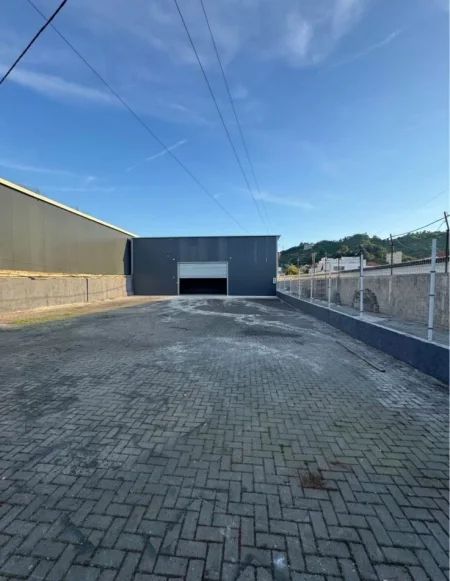 Tirane, jepet me qera magazine Kati 0, 160 m² 1.300 € (Rruga 28 Nentori, Yrshek)