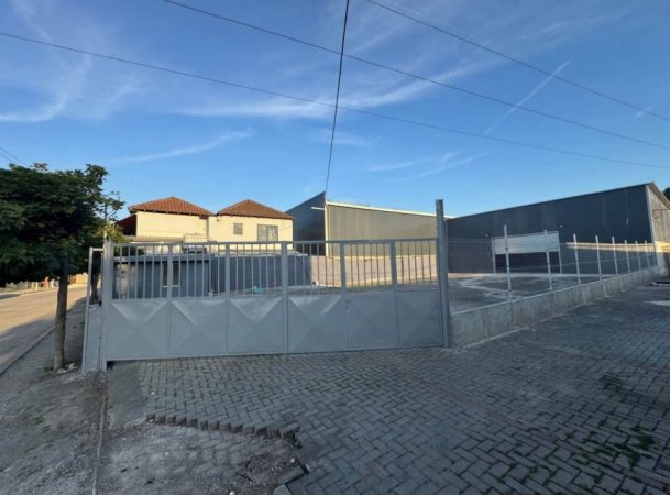 Tirane, jepet me qera magazine Kati 0, 160 m² 1.300 € (Rruga 28 Nentori, Yrshek)