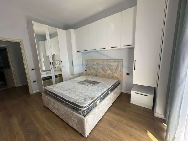 Tirane, jepet me qera apartament 1+1 Kati 1, 83 m² 480 € (Unaza e re)