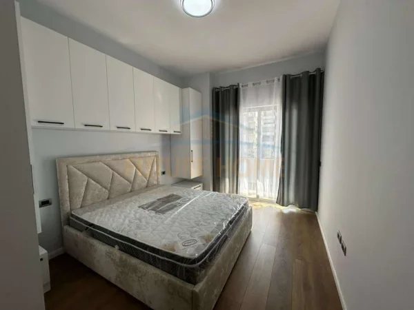 Tirane, jepet me qera apartament 1+1 Kati 1, 83 m² 480 € (Unaza e re)