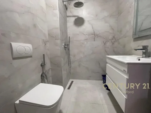 Tirane, jepet me qera apartament+verande | Penthouse 1+1 Kati 7, 60 m² 550 € (report tv)