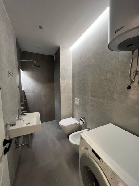 Tirane, jepet me qera apartament 1+1+Ballkon Kati 4, 65 m² 500 € (Rr: Gryka Kacanikut)