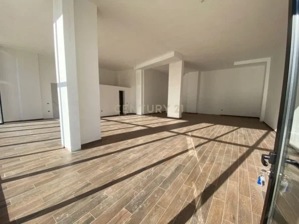 Tirane, shes dyqan Kati 0, 210 m² 400.000 € (ish fushae aviacionit)