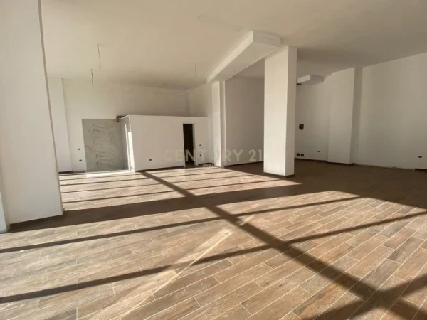 Tirane, shes dyqan Kati 0, 210 m² 400.000 € (ish fushae aviacionit)
