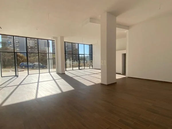 Tirane, shes dyqan Kati 0, 210 m² 400.000 € (ish fushae aviacionit)