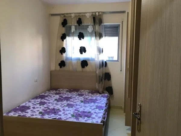 Tirane, jepet me qera apartament 2+1 Kati 1, 350 € 