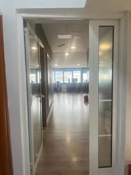 Tirane, jepet me qera zyre Kati 7, 250 m² 2.500 € (Tregu Elektrik)