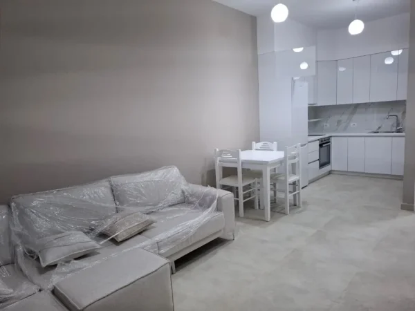 Tirane, jepet me qera apartament 1+1 Kati 6, 60 m² 600 € (pallati me shigjeta)