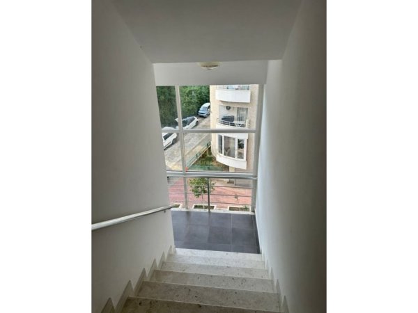 Tirane, shitet apartament 3+1 Kati 4, 131 m² 141.000 € (prane Bar Restorant &#039;&#039; 2 Luanet&#039;&#039;)