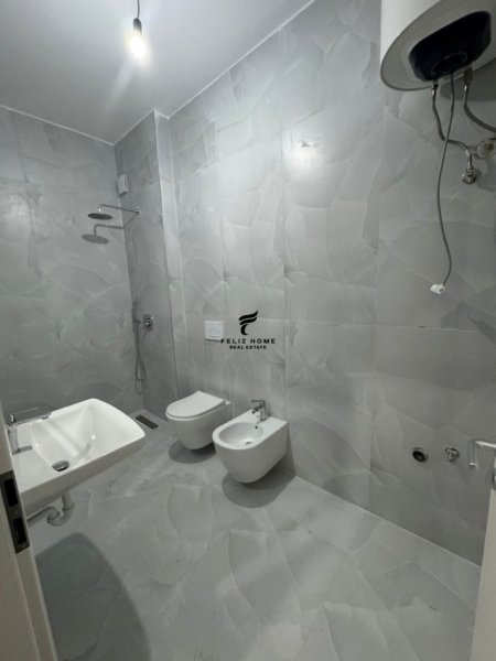 Tirane, jepet me qera zyre Kati 7, 65 m² 300 € (ALI DEMI)