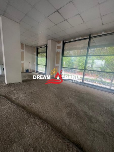 Tirane, shitet dyqan , 320 m²496,000 €
