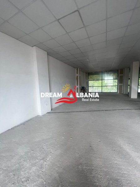 Tirane, shitet dyqan , 320 m²496,000 €