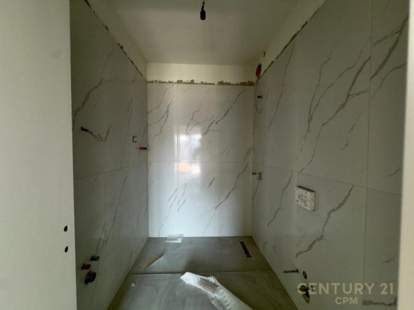Tirane, shitet apartament 2+1+Ballkon Kati 4, 107 m² 185.000 € (Laprake)