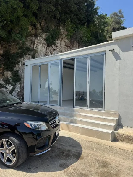 Shqiperi, jepet me qera dyqan Kati 0, 25 m² 2.000 € (fshatii Palas)