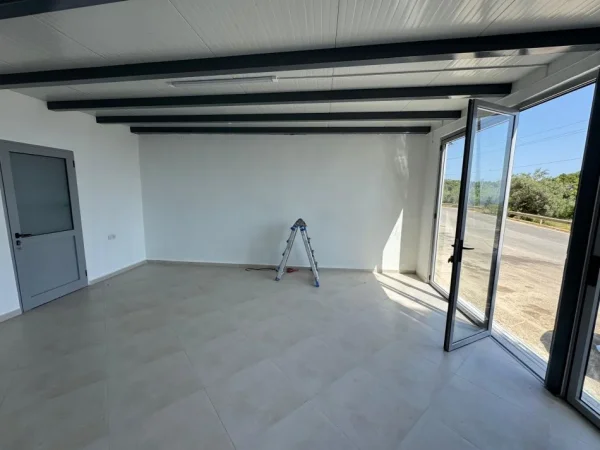 Shqiperi, jepet me qera dyqan Kati 0, 25 m² 2.000 € (fshatii Palas)