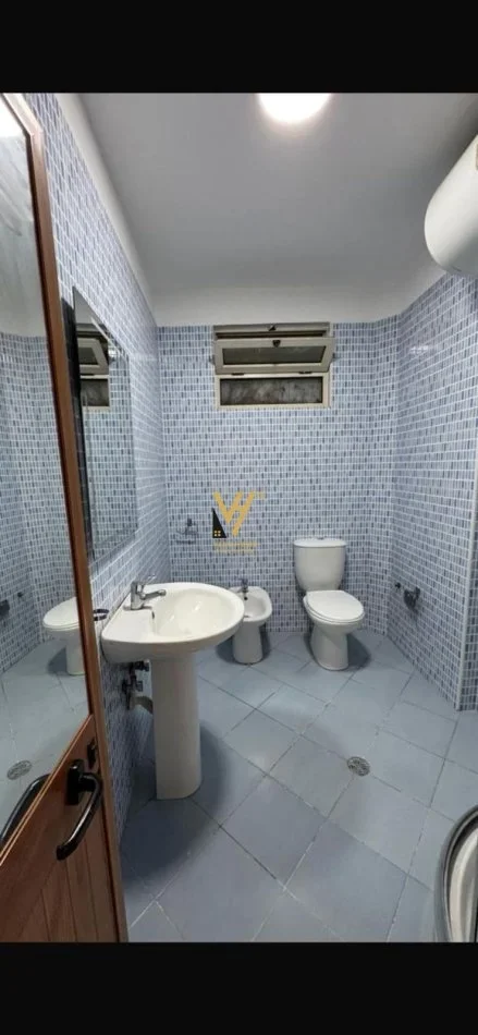 Tirane, jepet me qera apartament 2+1+Ballkon Kati 4, 70 m² 650 € (21 DHJETORI)