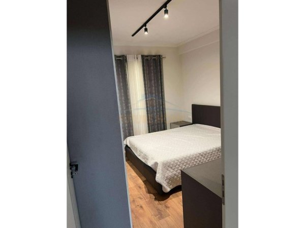 Tirane, jepet me qera apartament 2+1 Kati 2, 120 m² 800 € 