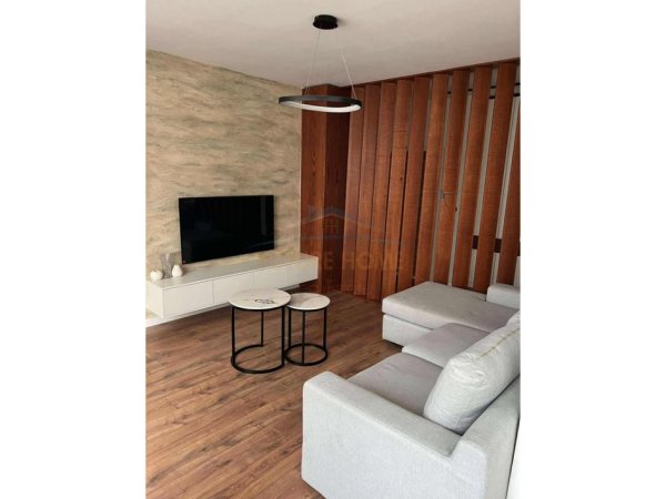 Tirane, jepet me qera apartament 2+1 Kati 2, 120 m² 800 € 