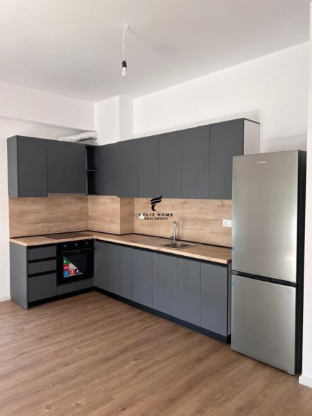 Tirane, jepet me qera zyre Kati 7, 75 m² 400 € (ALI DEMI)