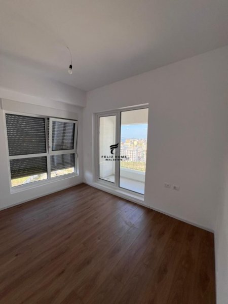 Tirane, jepet me qera zyre Kati 7, 75 m² 400 € (ALI DEMI)