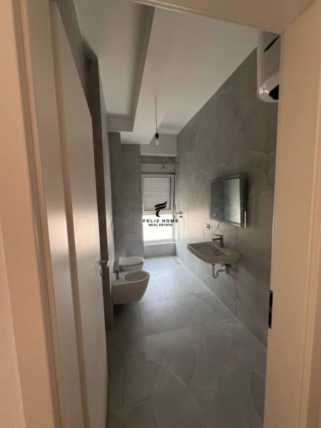 Tirane, jepet me qera zyre Kati 7, 75 m² 400 € (ALI DEMI)
