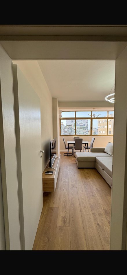 Tirane, jepet me qera apartament 2+1+Ballkon Kati 5, 75 m² 650 € (21 dhjetori, Pas Hotel Mondial)