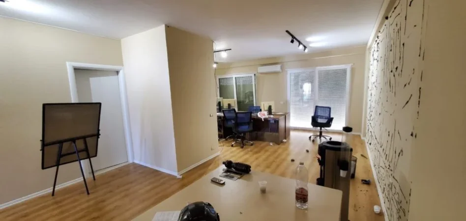 Tirane, jepet me qera zyre Kati 10, 140 m² 1.100 € (RRUGA HASAN ALLA)