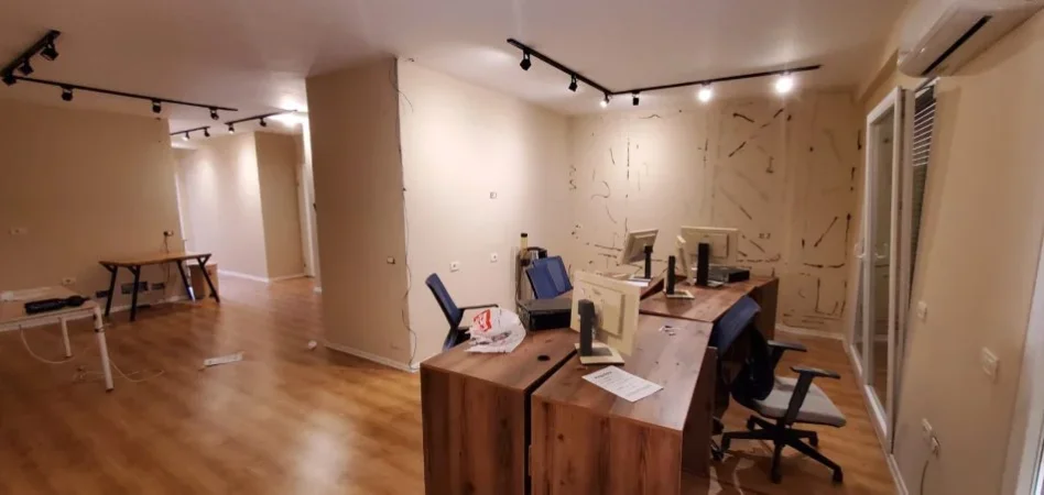 Tirane, jepet me qera zyre Kati 10, 140 m² 1.100 € (RRUGA HASAN ALLA)