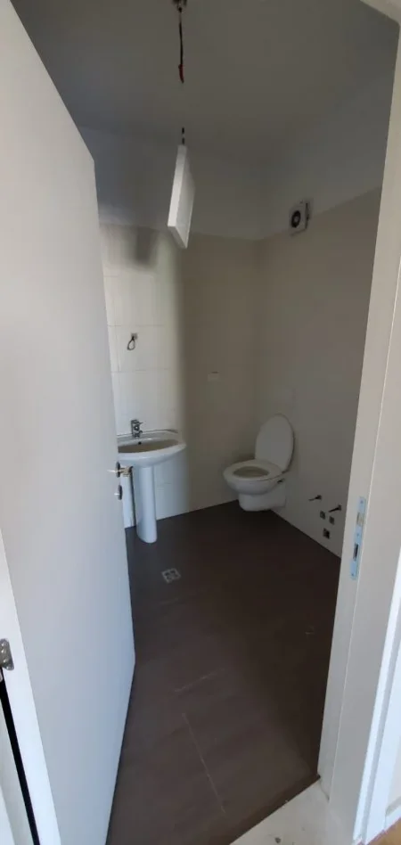 Tirane, jepet me qera zyre Kati 10, 140 m² 1.100 € (RRUGA HASAN ALLA)