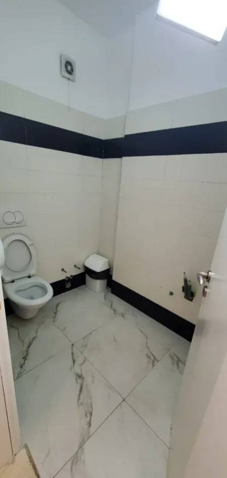 Tirane, jepet me qera zyre Kati 10, 140 m² 1.100 € (RRUGA HASAN ALLA)