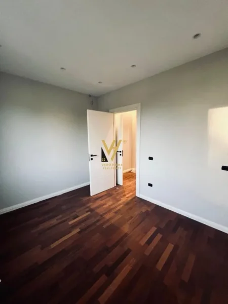 Tirane, jepet me qera Vile 4 Katshe Kati 0, 400 m² 2.500 € (SAUK, PRANE LIQENIT TE FARKES)