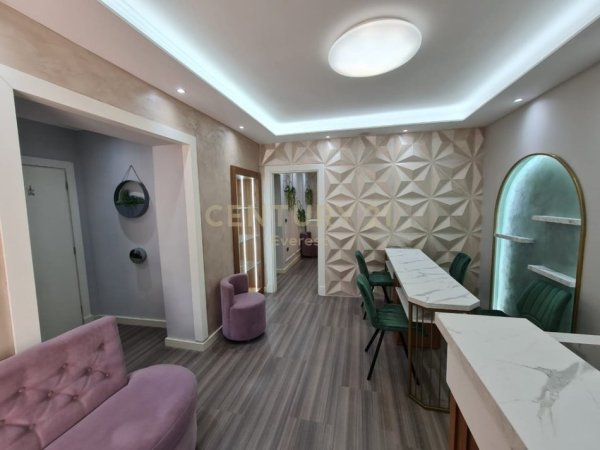 Tirane, jepet me qera dyqan , 50 m² 600 € (Brryli)