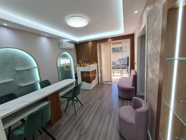 Tirane, jepet me qera dyqan , 50 m² 600 € (Brryli)