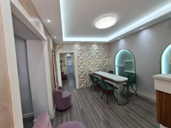 Tirane, jepet me qera dyqan , 50 m² 600 € (Brryli)