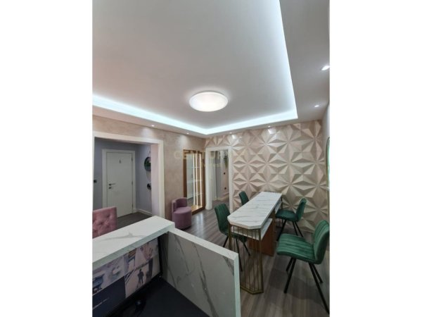 Tirane, jepet me qera dyqan , 50 m² 600 € (Brryli)