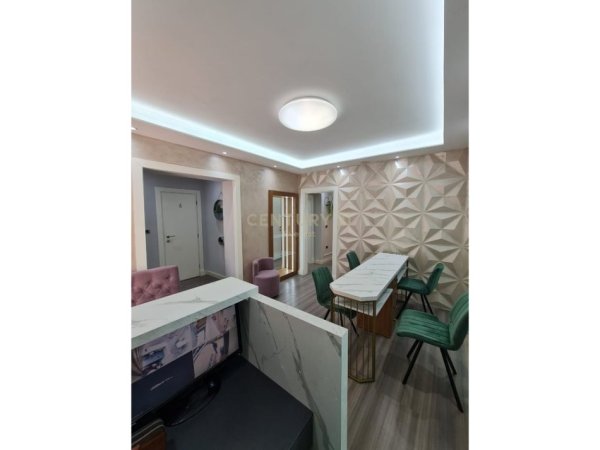 Tirane, jepet me qera dyqan , 50 m² 600 € (Brryli)