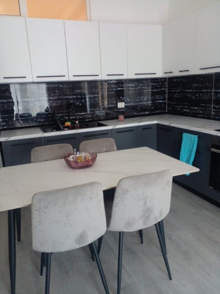 Tirane, jepet me qera apartament 2+1 Kati 3, 650 € 