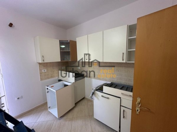 Tirane, jepet me qera apartament 3+1+Ballkon Kati 1, 150 m² 600 € (Ali Demi)