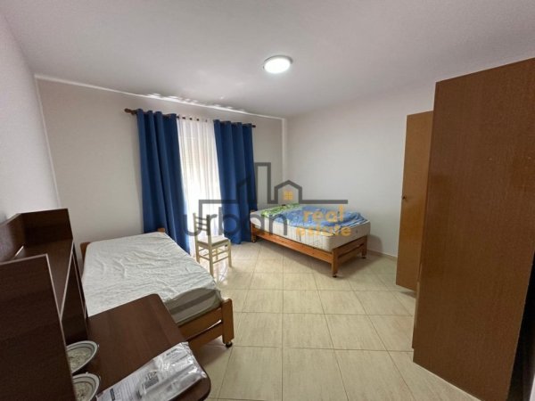 Tirane, jepet me qera apartament 3+1+Ballkon Kati 1, 150 m² 600 € (Ali Demi)