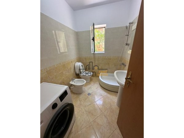 Tirane, jepet me qera apartament 3+1+Ballkon Kati 1, 150 m² 600 € (Ali Demi)