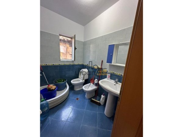 Tirane, jepet me qera apartament 3+1+Ballkon Kati 1, 150 m² 600 € (Ali Demi)