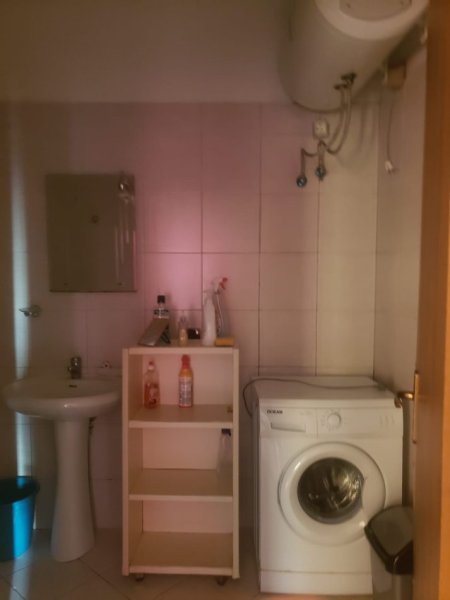 Tirane, jepet me qera apartament 2+1+Ballkon Kati 2, 100 m² 460 € (Rruga Teodor Keko)