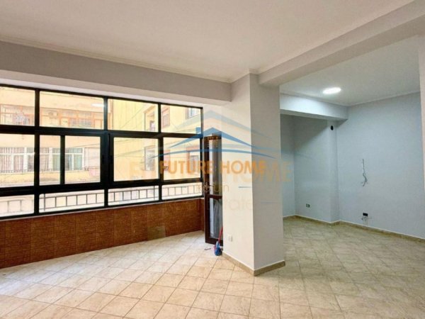 Tirane, shitet apartament 3+1 Kati 1, 145 m² 295.000 € (Komuna e Parisit)
