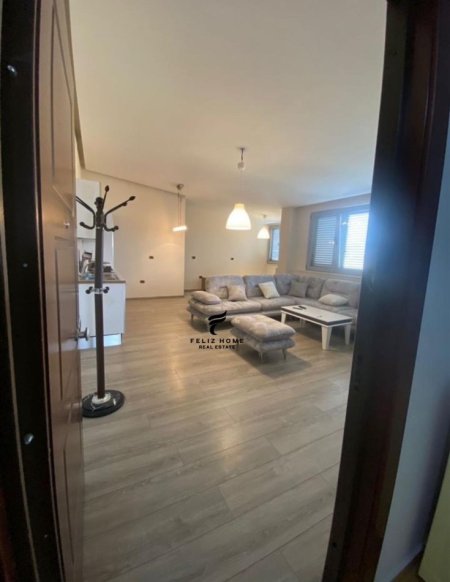 Tirane, jepet me qera apartament 1+1+Ballkon Kati 8, 75 m² 500 € (FUSHA E AVIACIONIT)