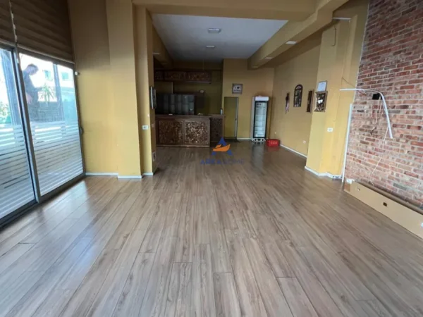 Tirane, jepet me qera ambjent biznesi Kati 1, 80 m² 1.000 € (RRUGA MINE PEZA,PROKURORIA)