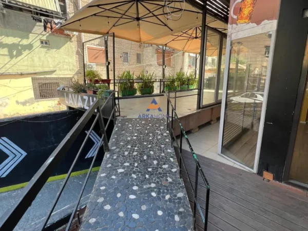 Tirane, jepet me qera ambjent biznesi Kati 1, 80 m² 1.000 € (RRUGA MINE PEZA,PROKURORIA)