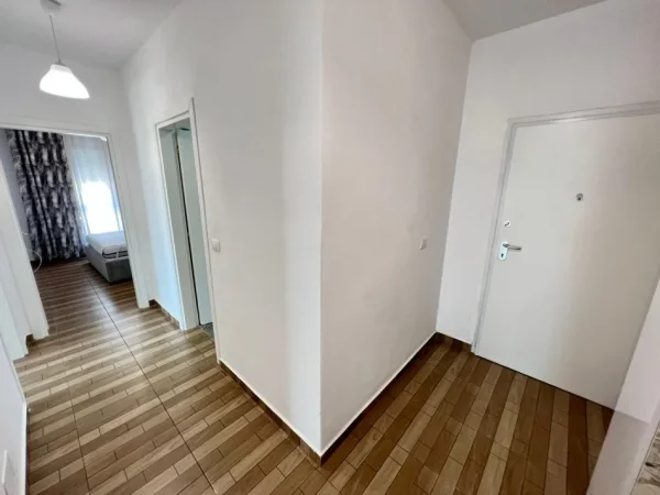 Tirane, jepet me qera apartament 2+1+Ballkon Kati 8, 85 m² 550 € (Ali Dem, Prane Kompleksit Mangalem)