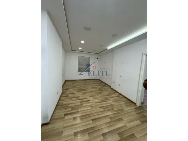 Tirane, jepet me qera ambjent biznesi Kati 4, 75 m² 600 €