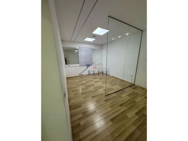 Tirane, jepet me qera ambjent biznesi Kati 4, 75 m² 600 €