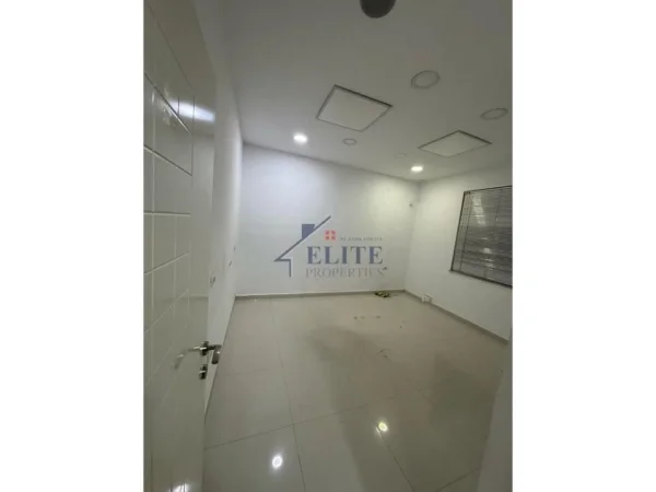 Tirane, jepet me qera ambjent biznesi Kati 4, 75 m² 600 €